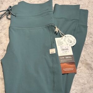 NWT Vuori Daily Legging Size Small Green